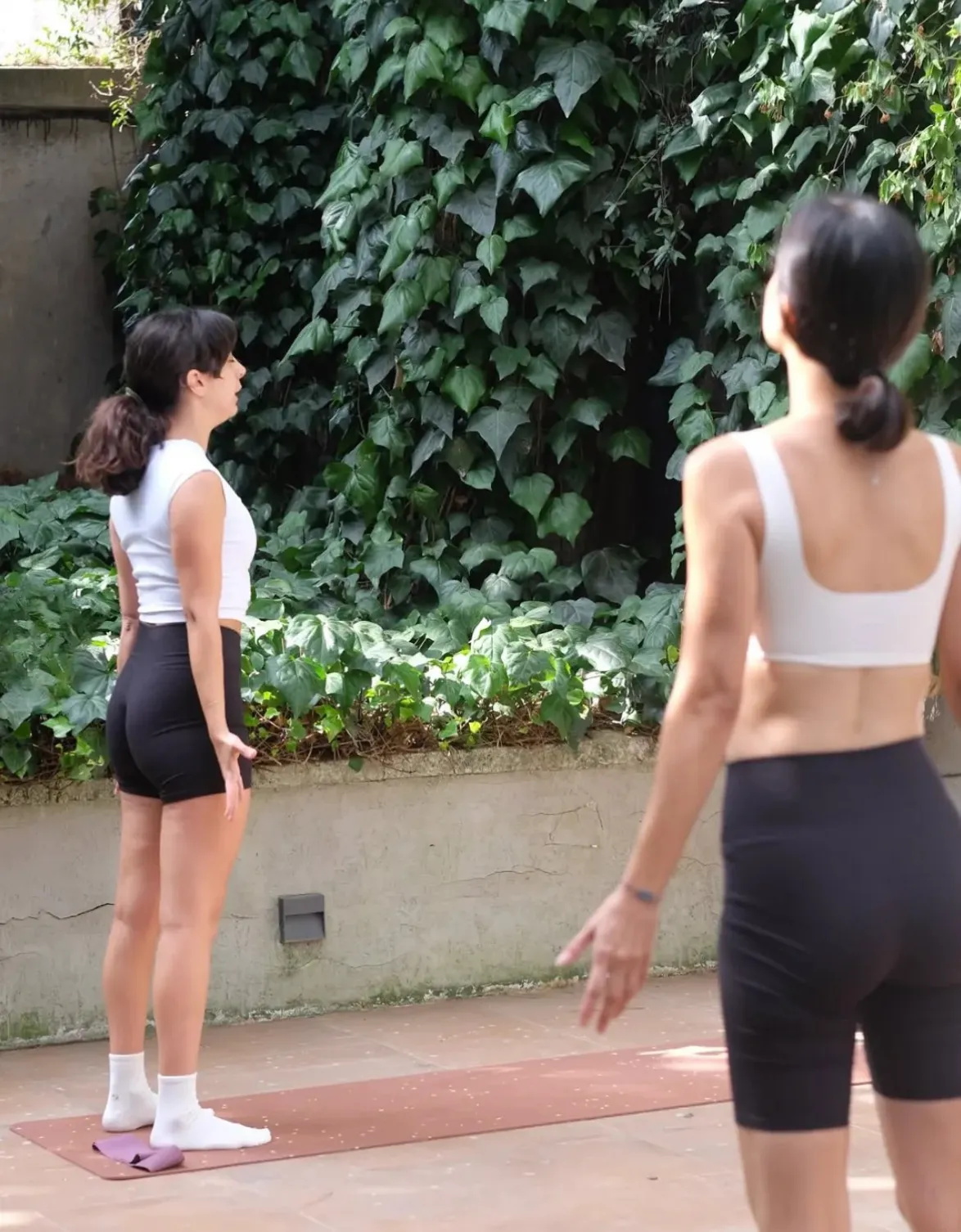 Yogalates ve sanat terapisi workshopunda açık alanda hareket pratiği yapan katılımcılar